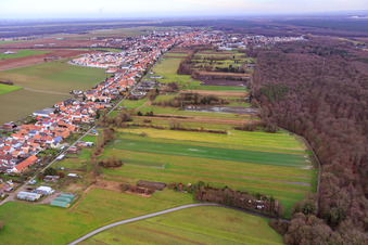 Vue aérienne de Saarstr depuis l'ouest à Kandel dans le département Rhénanie-Palatinat, Allemagne