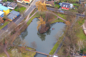 Vue aérienne de Parc culturel européen du Schwanenweiher à Kandel dans le département Rhénanie-Palatinat, Allemagne