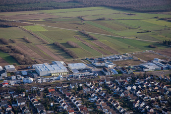 Vue aérienne de Zone industrielle Industriestr à le quartier Mörsch in Rheinstetten dans le département Bade-Wurtemberg, Allemagne
