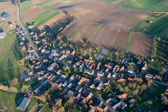 Vue aérienne de Champs agricoles et terres agricoles à Siegen dans le département Bas Rhin, France
