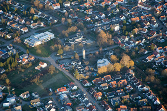 Vue aérienne de Vue de la ville à le quartier Illingen in Elchesheim-Illingen dans le département Bade-Wurtemberg, Allemagne