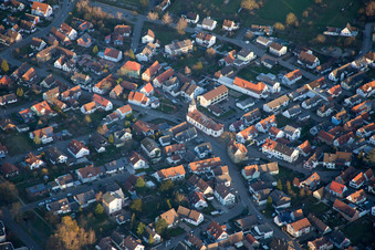 Vue aérienne de Vue de la ville à le quartier Illingen in Elchesheim-Illingen dans le département Bade-Wurtemberg, Allemagne