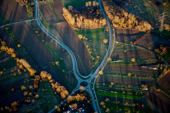 Vue aérienne de Rond-point en hiver dans la lumière du soir à le quartier Illingen in Elchesheim-Illingen dans le département Bade-Wurtemberg, Allemagne