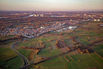Vue aérienne de Du sud-est à le quartier Mörsch in Rheinstetten dans le département Bade-Wurtemberg, Allemagne