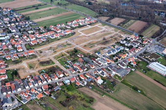 Vue aérienne de Chantiers de construction pour le nouveau quartier résidentiel d'un lotissement de maisons unifamiliales Salierstraße à le quartier Heiligenstein in Römerberg dans le département Rhénanie-Palatinat, Allemagne