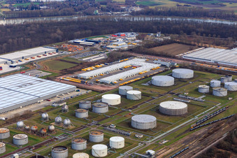 Vue aérienne de Zone industrielle à l'aéroport avec parc de stockage et centre logistique DHL à Speyer dans le département Rhénanie-Palatinat, Allemagne