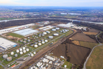 Photographie aérienne de Zone industrielle à l'aéroport avec parc de stockage et centre logistique DHL à Speyer dans le département Rhénanie-Palatinat, Allemagne