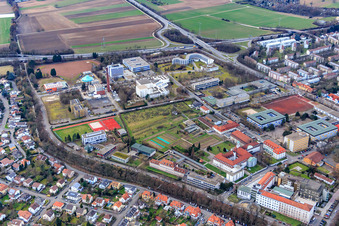 Vue aérienne de Institut d'éducation du Land de Rhénanie-Palatinat, Centre de bibliothèque du Land de Rhénanie-Palatinat / Bibliothèque du Land du Palatinat et Université allemande des sciences administratives à Speyer dans le département Rhénanie-Palatinat, Allemagne