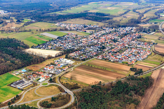 Vue aérienne de Vue de la ville depuis le nord-est à Hanhofen dans le département Rhénanie-Palatinat, Allemagne