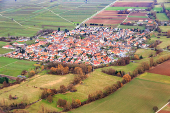 Vue aérienne de Vue du village depuis l'ouest à Venningen dans le département Rhénanie-Palatinat, Allemagne