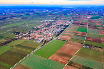 Vue aérienne de Vue de la ville depuis le sud-ouest à le quartier Niederhochstadt in Hochstadt dans le département Rhénanie-Palatinat, Allemagne
