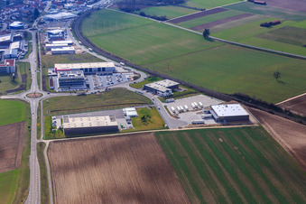 Vue aérienne de Zone industrielle dans la vallée de Spire avec ITK Engineering GmbH, Resinnovation GmbH, TRANSAC International Shipping Company Ltd. et Markthalle 5 à Rülzheim dans le département Rhénanie-Palatinat, Allemagne