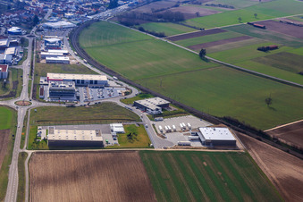 Vue aérienne de Zone industrielle dans la vallée de Spire avec ITK Engineering GmbH, Resinnovation GmbH, TRANSAC International Shipping Company Ltd. et Markthalle 5 à Rülzheim dans le département Rhénanie-Palatinat, Allemagne
