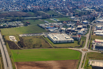 Vue aérienne de Zone industrielle dans la vallée de Spire avec ITK Engineering GmbH, TRANSAC International Shipping Company Ltd. et DBK David + Baader GmbH à Rülzheim dans le département Rhénanie-Palatinat, Allemagne