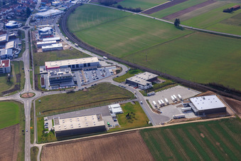 Vue oblique de Zone industrielle dans la vallée de Spire avec ITK Engineering GmbH, Resinnovation GmbH, TRANSAC International Shipping Company Ltd. et Markthalle 5 à Rülzheim dans le département Rhénanie-Palatinat, Allemagne