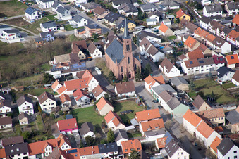 Vue aérienne de Église à le quartier Rußheim in Dettenheim dans le département Bade-Wurtemberg, Allemagne