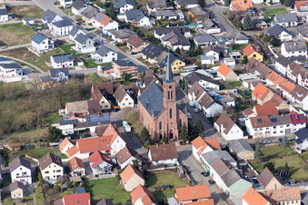 Vue aérienne de Église évangélique Rußheim à le quartier Rußheim in Dettenheim dans le département Bade-Wurtemberg, Allemagne