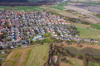 Vue aérienne de Rue Huttenheimer à le quartier Rußheim in Dettenheim dans le département Bade-Wurtemberg, Allemagne