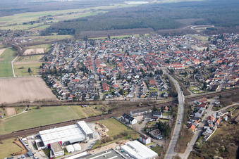 Vue aérienne de Passage à niveau de Huttenheimer Landstr à le quartier Neudorf in Graben-Neudorf dans le département Bade-Wurtemberg, Allemagne