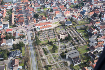 Vue aérienne de Cimetière à le quartier Neudorf in Graben-Neudorf dans le département Bade-Wurtemberg, Allemagne