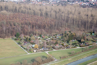 Vue aérienne de Jardins familiaux sur le canal de Saalbach à le quartier Graben in Graben-Neudorf dans le département Bade-Wurtemberg, Allemagne