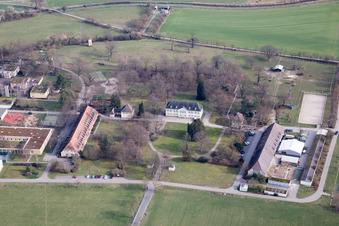 Vue aérienne de Maison de jeunes Centre de jeunesse Schloss Stutensee GgmbH à le quartier Staffort in Stutensee dans le département Bade-Wurtemberg, Allemagne