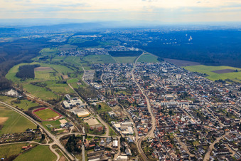 Vue aérienne de Rue principale à le quartier Blankenloch in Stutensee dans le département Bade-Wurtemberg, Allemagne