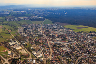 Vue aérienne de Rue principale à le quartier Blankenloch in Stutensee dans le département Bade-Wurtemberg, Allemagne