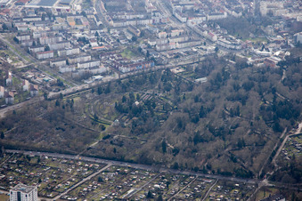 Vue aérienne de Cimetière principal à le quartier Oststadt in Karlsruhe dans le département Bade-Wurtemberg, Allemagne
