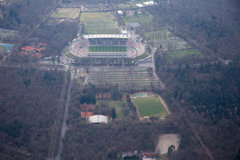 Vue aérienne de Stade Wildpark KSC à le quartier Oststadt in Karlsruhe dans le département Bade-Wurtemberg, Allemagne