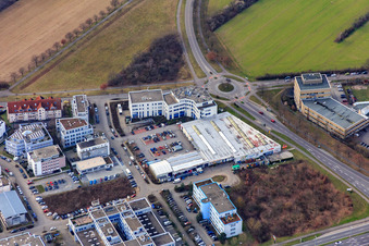 Vue aérienne de Centre commercial Sandfeld et LUTZ + GRUB ACADEMY GmbH à le quartier Neureut in Karlsruhe dans le département Bade-Wurtemberg, Allemagne