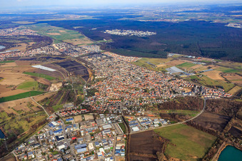 Vue aérienne de Vue de la ville depuis le sud-ouest à le quartier Eggenstein in Eggenstein-Leopoldshafen dans le département Bade-Wurtemberg, Allemagne