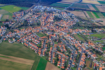 Vue aérienne de Vue d'ensemble de la ville depuis le sud à Rheinzabern dans le département Rhénanie-Palatinat, Allemagne
