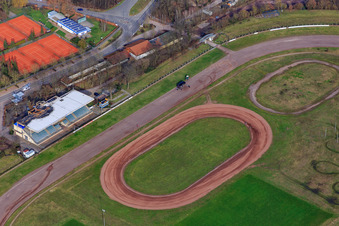 Vue aérienne de Speedway et tribune de l'Herxheim Motorsport Association à Herxheim bei Landau dans le département Rhénanie-Palatinat, Allemagne