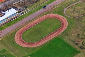Speedway et tribune de l'Herxheim Motorsport Association à Herxheim bei Landau dans le département Rhénanie-Palatinat, Allemagne d'en haut