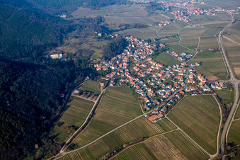 Vue aérienne de Champs agricoles et terres agricoles à Gleisweiler dans le département Rhénanie-Palatinat, Allemagne