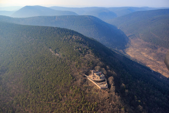 Vue aérienne de Ruines du château de Rietburg à Rhodt unter Rietburg dans le département Rhénanie-Palatinat, Allemagne