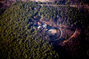 Vue aérienne de Visite touristique et attraction touristique du monument historique Monument de la Victoire et de la Paix et restaurant forestier à Edenkoben dans le département Rhénanie-Palatinat, Allemagne