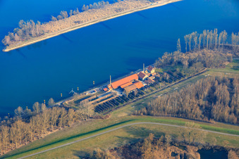 Vue aérienne de Musée de la briqueterie de Sondernheim sur le barrage du Rhin à Germersheim dans le département Rhénanie-Palatinat, Allemagne