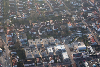 Au centre-ville" Nouveau bâtiment de RiBa GmbH entre Bismarck- et Gartenstr. à Kandel dans le département Rhénanie-Palatinat, Allemagne vue du ciel