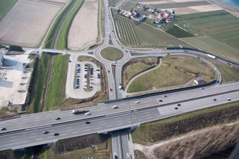 Vue aérienne de Sortie d'autoroute A5 à le quartier Gamshurst in Achern dans le département Bade-Wurtemberg, Allemagne