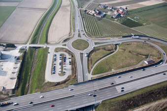 Vue aérienne de Sortie d'autoroute A5 à le quartier Gamshurst in Achern dans le département Bade-Wurtemberg, Allemagne