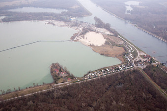 Vue aérienne de Lac de la carrière Le Salmengrund à Seltz dans le département Bas Rhin, France