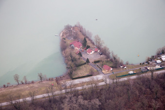Vue aérienne de Lac de la carrière Le Salmengrund à Seltz dans le département Bas Rhin, France