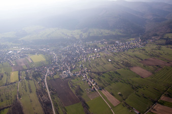 Vue d'oiseau de Lembach dans le département Bas Rhin, France