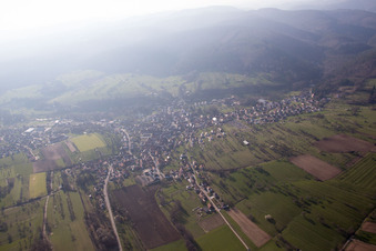 Lembach dans le département Bas Rhin, France vue du ciel
