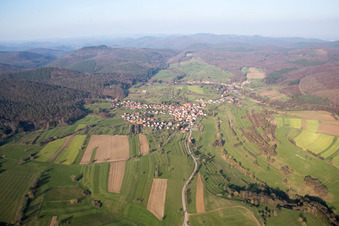 Wingen dans le département Bas Rhin, France du point de vue du drone