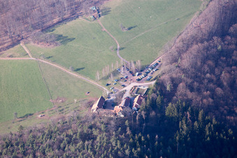 Vue d'oiseau de Gimbelhof à Wingen dans le département Bas Rhin, France