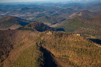 Vue aérienne de Löwenstein, Hohenburg et Wegelnburg à Wingen dans le département Bas Rhin, France