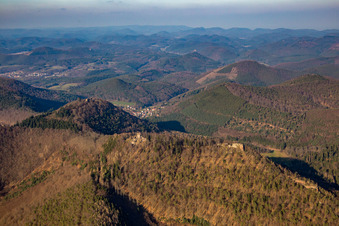 Vue aérienne de Löwenstein, Hohenburg et Wegelnburg à Wingen dans le département Bas Rhin, France